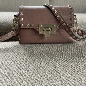 Valentino väska - En jätte snygg Valentino Garavani väska som fungerar till både vardags och fest🍸Väskan är äkta men har varken kvitto eller box då jag fick den i present för flera år sedan. Den är använd så den är inte i nyskick❤️‍🔥💗nypris ca 12.000kr