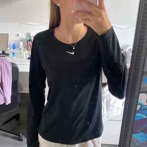 Nike träningströja - Nike träningströja, nypris 449 kr och använd fåtal gånger, alltså som ny. Stl M men passar mig som har xs