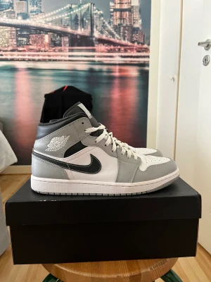 Nike Air Jordan 1 Mid Light Smoke Grey - Köpta från Merchsweden Använda ett fåtal gånger och är i nyskick Nypris: 2 999