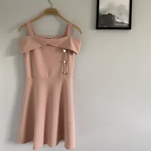 En fin rosa klänning från River Iland. Endast använd två gånger och har inga defekter. Säljer då den inte kommer till användning. Priset går att diskutera🌸