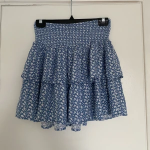 Blommig volangkjol - Blommig volangkjol, perfekt nu i sommar. Endast använd en gång. Barnstorlek men passar s/m. Säljer för 150kr