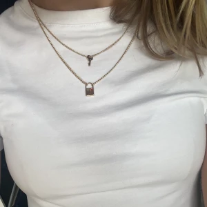 Halsband - Säljer nu detta jättefina dubbelhalsband för endast 25kr. Har endast använt halsbandet en gång så mycket bra skick. Hör av er om ni har några frågor💗