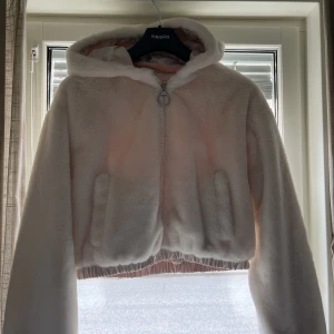 Jacka  - Teddyjacak som kommer från hm och har inte anväds alltså så är den i bra skick 