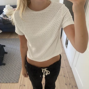 T shirt med detaljer - Säljer denna söta tröja från zara i storlek S som har coola detaljer. 