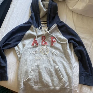 Abercrombie & Fitch hoodie - Hoodie trekvartsärm, superskön! Det står strl L men den är liten som S. 