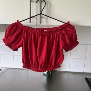 Off shoulder top - Säljer en off shoulder top från H&M