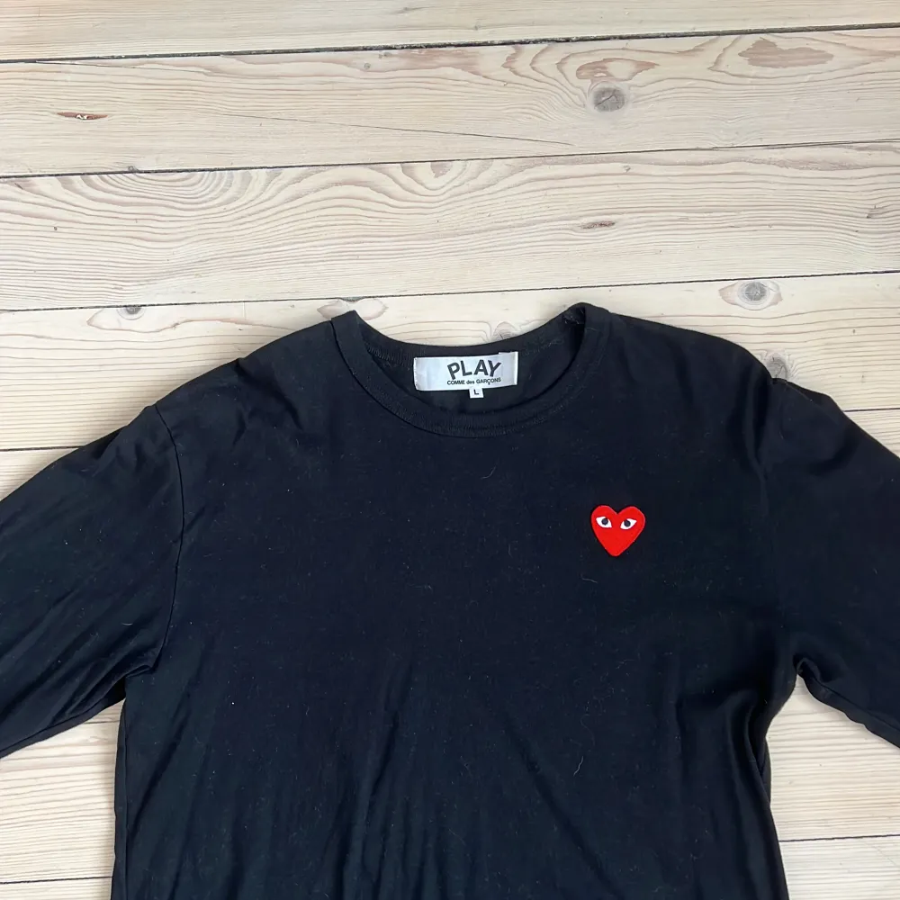 Comme des garcons long sleeve i svart. Cond 9/10 knappt använd. Inga märken eller fläckar.         Nypris 995kr. T-shirts.