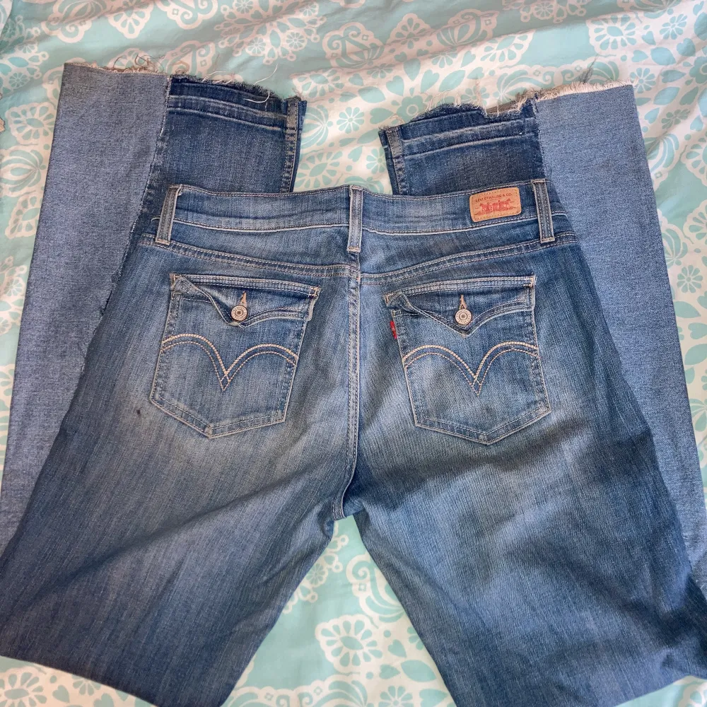 Super snygga låg midjade utsvängda jeans från Levis Sitter super bra om man har storlek L eller XL i midja  om man vill att de ska passa tagit ! Tryck på köp nu ! Om frågor skriv ✨✨   . Jeans & Byxor.