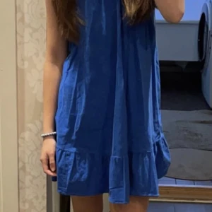 Jätte snygg blå klänning  - Helt ny med prislapp 