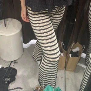 Zara byxor - Virkade slutsålda byxor från Zara, säljer då de tyvärr är för stora för mig 