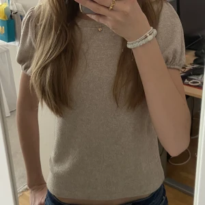 Zara topp!!🤩 - Sååå snygg beige stickad t-shirt från zara!! Perfekt till vardagen eller fest🤩 Storlek s men passar xs!!💕såå bra skick!💋