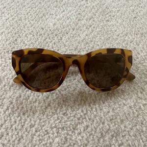 Solglasögon - Snygga bruna solglasögon. Jättebra skick 🌸