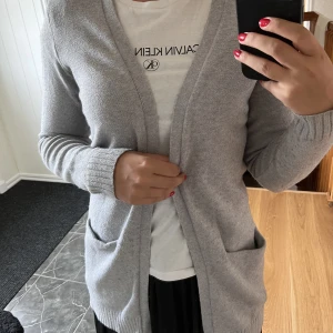 Grå kofta - Kofta från Vila. Rätt nopprig vid ärmar. Varm och skön.