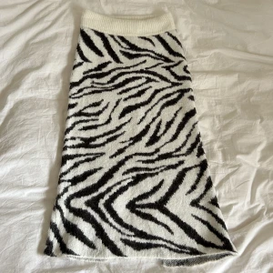 Stickad zebrakjol - Jättefint skick och från hm, väldigt mjuk och skön, storlek xs!