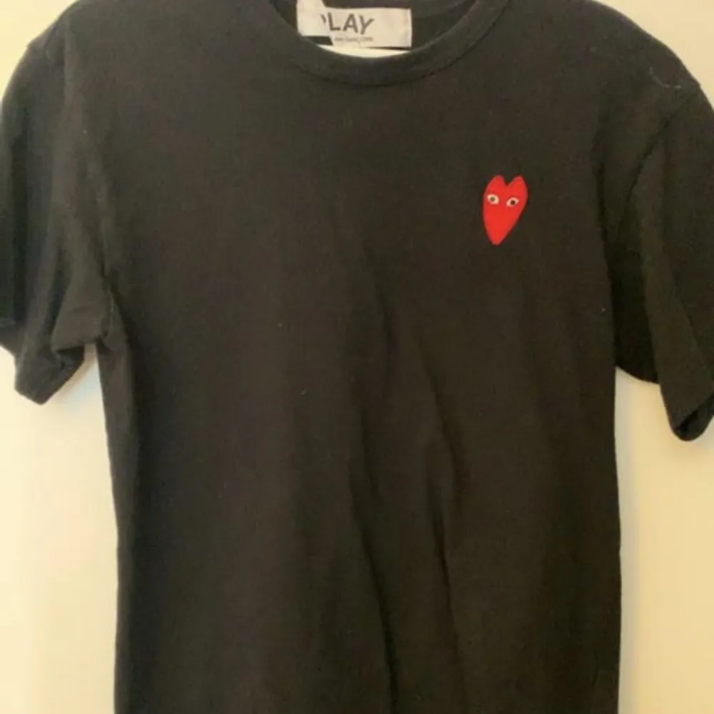 Comme des Garcons T-shirt. Köpt direkt från deras butik i NYC, aldrig använt den och aldrig tvättad. Den är i princip helt ny Storlek: M  Köpt ny för 1000 kr  Säljer för 400 kr. T-shirts.