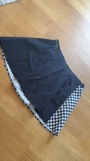 alt xl kjol  - köpt från SHEIN 2021 juni men har aldrig användt efter som att beställningen blev fel , rökfritt hem. XL med dragkedja på sidan och en fick liknande dragkedja vid midjan men är ingen riktig ficka, väldigt fint skick och har aldrig prövat :) kontakta innan