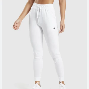 Gymshark sweatpants  - Köpta i XL och sitter oversized på mig som har M i vanliga fall. Använda 2ggr. Bra överdragsbyxor innan gymmet.  Jag står för frakten! 