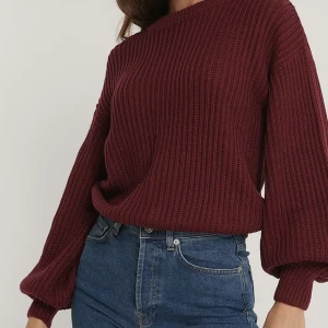 Nakd stickad tröja dam - Vinröd stickad tröja med ballongärmar & rund hals från NA-KD. Storlek S men stretchigt material med något oversized passform. Personligen bekväm tröja & fin färg men tyvärr fått för lite användning av den, alltså så är den så gott som ny. Köpt för 349kr.