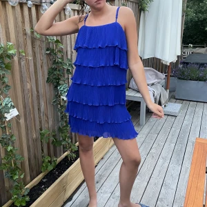 Volang klänning - Säljer min sååå fina klänning! Liknar den populära slutsålda &otherstories klänningen💕originalpris 600 kr💕skriv vid intresse💗💗