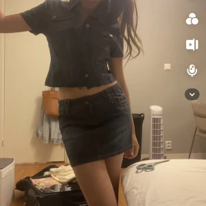 Set  - Ett as snyggt set som jag fixat ihop själv utifrån en klänning! As snygg i mörk blå denim och väldigt unik. 