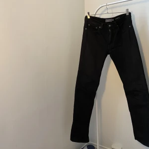 SVARTA JEANS  - Nu säljer jag mina STAY BLACK (vilket betyder att man kan tvätta byxorna upp till 40 gånger utan att dom bleks!!) Inköpta för 3 månader sedan. Nyskick. Nypris: 599kr 