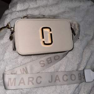En helt ny och fräsch fake Marc Jacobs axelväska i beige/vit med guld detaljer. Den är oanvänd. Priset kan diskuteras!