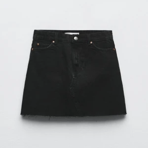 Jeans kjol - Säljer denna helt oanvända jeans kjol från zara! Perfekt nu till sommarn, den är svart men lite mot det gråa hållet i tvätten👍🏽Storlek M men passar mig som bär S vanligtvis!