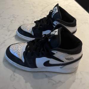 Nike air Jordan mid 1 White/black. Riktigt sköna och snygga sneakers för en bra pris.