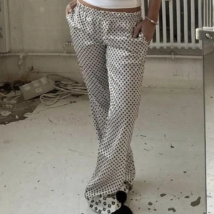 Satin byxor - Supersnygga satin byxor från designbysi. Helt oanvända med lapp kvar. Frakt tillkommer.