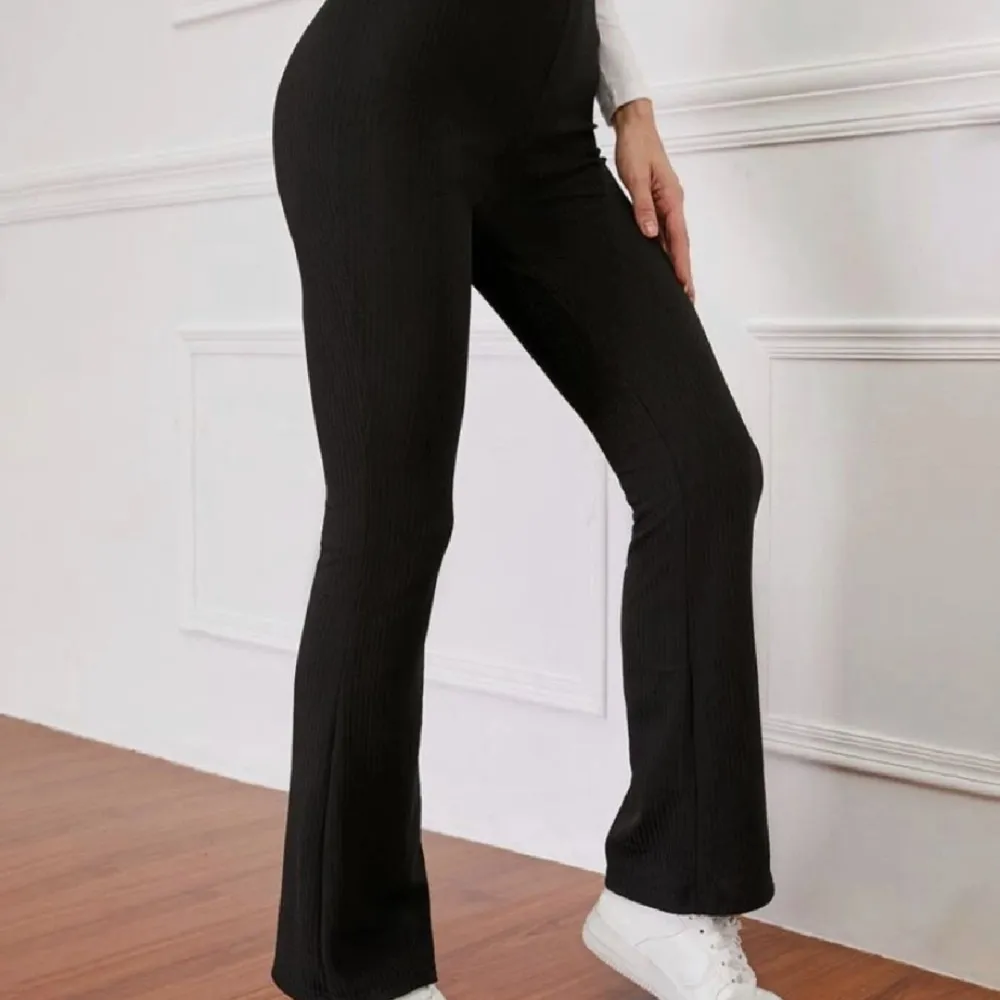 Säljer dessa sjukt snygga byxor från Gina! Figurnära i nyskick! Fritt fram att föreslå nytt pris på alla mina annonser 💚. Jeans & Byxor.