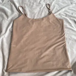 Bra skick  Perfekt för sommaren☀️beige brun färg storlek M