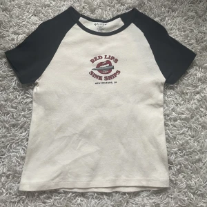 Kortärmad tröja  - Kortärmad tröja från Brandy Melville. Endast använt fåtal gånger. Fint skick. Skulle säga att den är i storlek s men passar även xs och m. 💖