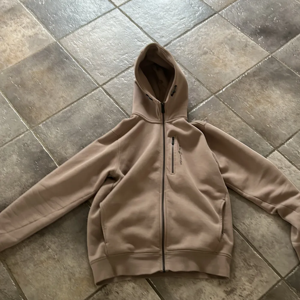 Sällsynt färg på sailracing hoodie i storlek M  Riktigt bekväm med en unik färg  Ny pris 1500kr. Hoodies.