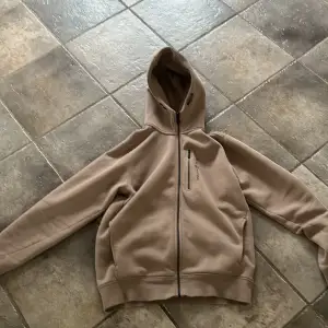 Sällsynt färg på sailracing hoodie i storlek M  Riktigt bekväm med en unik färg  Ny pris 1500kr