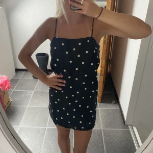 Klänning 🤍🖤 - Säljer denna otroligt fina mini klänningen! Använd fåtal gånger, inga defekter. Skriv vid intresse och köparen står för frakten 🖤🤍