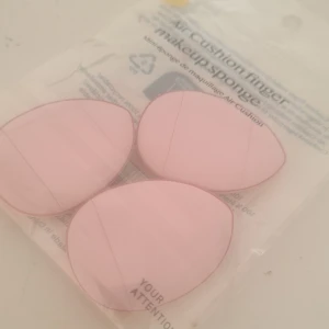 Hej den här är en mini spunsh för smink den är väldigt bra och smeter ut allting jätte bra. Jag prövade har såna egna och det blir det bästa resultatet. Det blir finnt och om du blandaf ut mycket så naturligt. Kör nu tre för bra pris.  -  Hej den här en en mini spunsh för smink den är väldigt bra och smeter ut allting jätte bra. Jag prövade för jac har såna egna och dem är jätte bra och det nkir bästa resultatet. Det blir jätte fint.