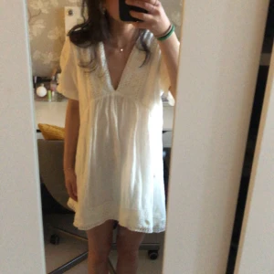 Zara Klänning - Säljer en vit klänning från Zara i strl. S. Slutsåld på hemsidan! Perfekt till sommaren kanske?😊