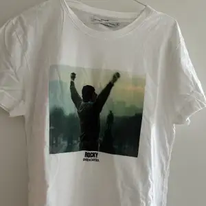 Så fin T-shirt från dedicated med tryck på Rocky. Fint skick och unisex. 