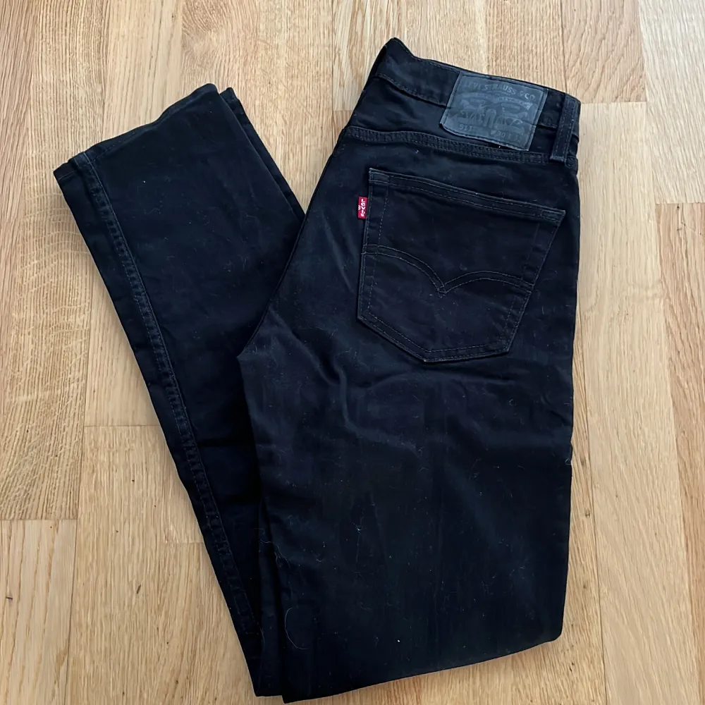Levis jeans 511, storlek W30/L32, inga defekter, välvårdade och väldigt fint skick. Köpta för 1000, säljer för 550+frakt.. Jeans & Byxor.