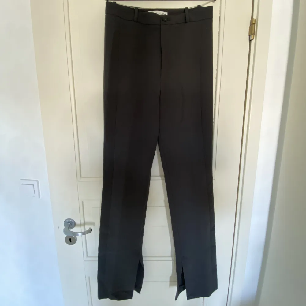 Mörkgråa kostymbyxor med slits och hög midja från Zara. Jeans & Byxor.