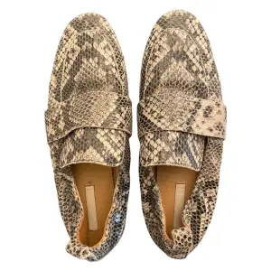 Loafers från H&M. Använd, men utan anmärkning.  Storlek: 38 Material: Leather