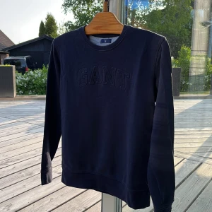 Gant sweatshirt  - Marinblå sweatshirt från gant, storlek 176, välvårdad och fint skick, inga tecken på användning. 