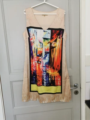 Helt ny klänning i satin  - Superfin