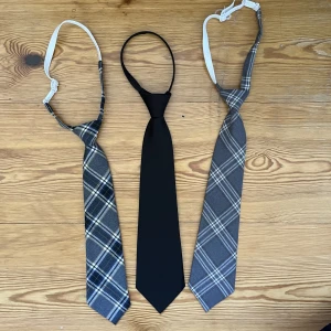 Slipsar! - Tre justerbara slipsar i bra skick! 1 för 15 kr och alla 3 för 30 kr (köparen står för frakt men om ni väljer ”köp nu” funktionen är frakten gratis!)