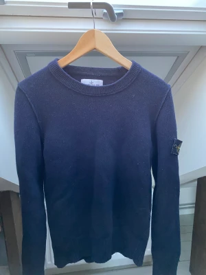 Stone island tröja - En stickad Stone island tröja i väldigt bra skick. Skulle säga att den passar 160cm till 170cm.