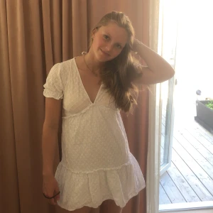 Zara klänning  - Denna jätte fina vita klänningen från zaras gammla kollektion. Den är i en S och passar folk som vanligt vis är en xs till s i storlek. Lite skrynklig men välbehållen