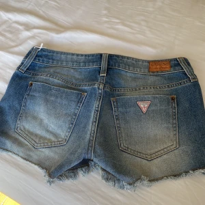 Jeans short Guess - Jeans short perfekta för sommaren. 