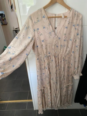 Klänning från Yas - Vacker, rosa/beige klänning  Vadlång  Blommönster Slits i rygg och ringning med klädda knappar