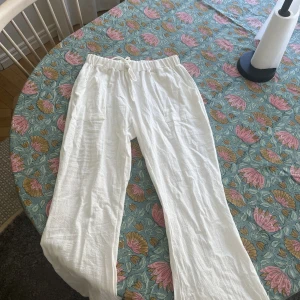 Vita ”linnebyxor” - Säljer dessa byxor då dem var mycket små i storleken. Skulle säga att dem passar en S. 