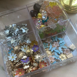 Smycken - Säljer smycken (handgjorda) finns många fler färger💗 örhängen-25/st halsband-20/st armband-15/st. Kontakta privat för fler bilder. Du väljer hur dom ska se ut och hur långa!💗💗